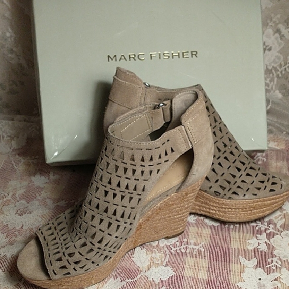 Marc Fisher taupe suede wedge platform sandals with Perforated Design sz 8